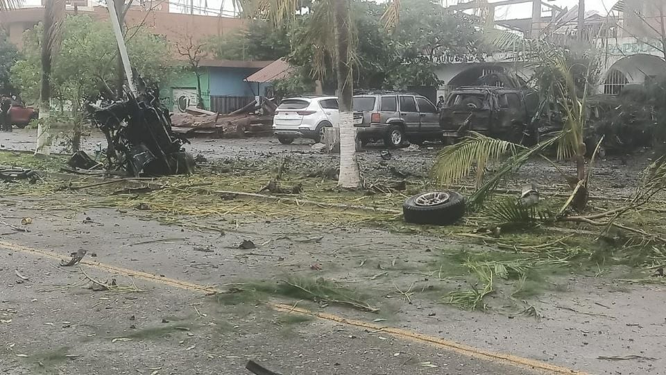 Explota automóvil frente a comandancia de policía comunitaria en Michoacán; reportan un m*erto y 10 heridos