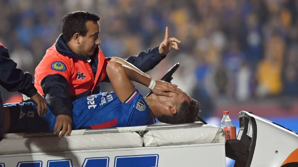 (VIDEO)¡Adiós al Mundial! Jesús ‘Chiquete’ Orozco, defensa de Cruz Azul, sufre una escalofriante fractura de tobillo y sale del campo entre lágrimas