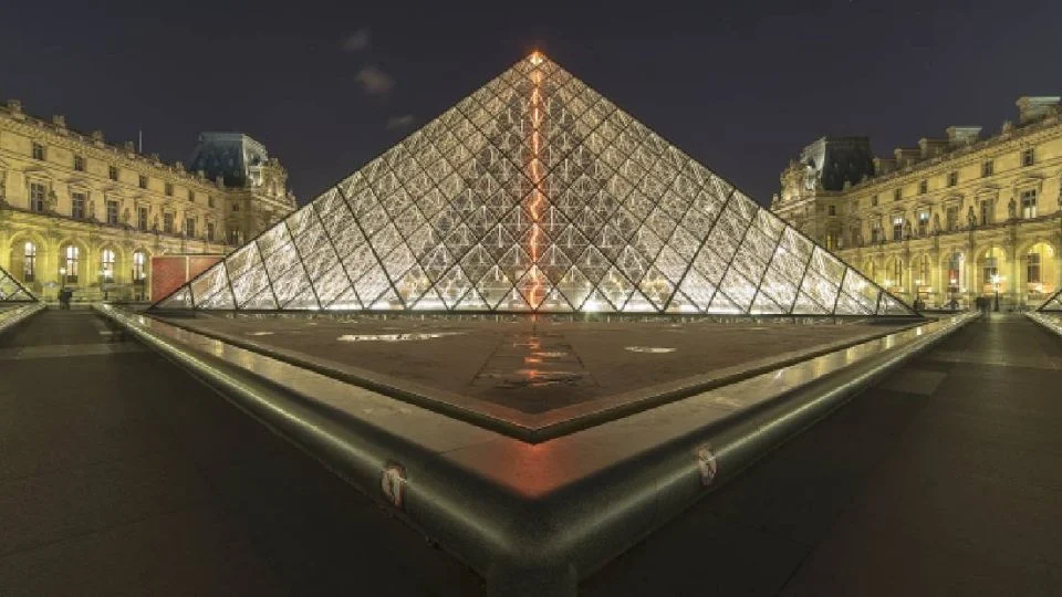 Fuga de agua por tubería vieja en el Museo del Louvre daña obras y documentos antiguos
