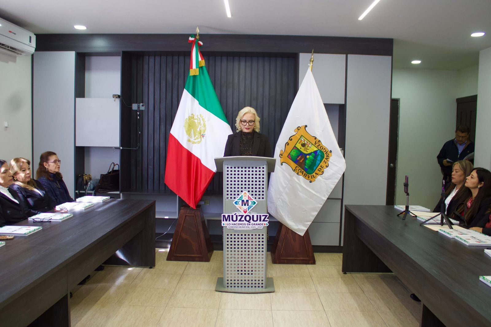 EN MÚZQUIZ, LA ALCALDESA LAURA JIMÉNEZ GUTIÉRREZ ENTREGA LA GLOSA DE SU PRIMER INFORME AL CABILDO