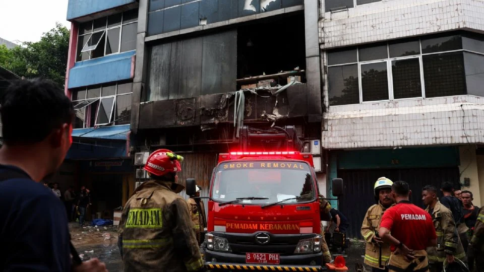 Fallecen 22 personas tras incendio en edificio de una empresa de drones en Indonesia
