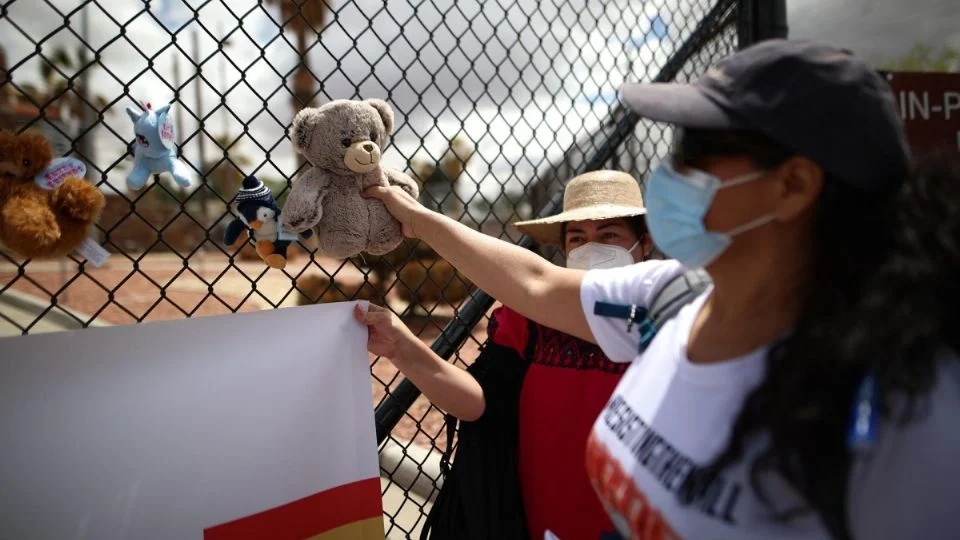 Organizaciones denuncian condiciones inhumanas y agr*siones en centro migratorio en Texas