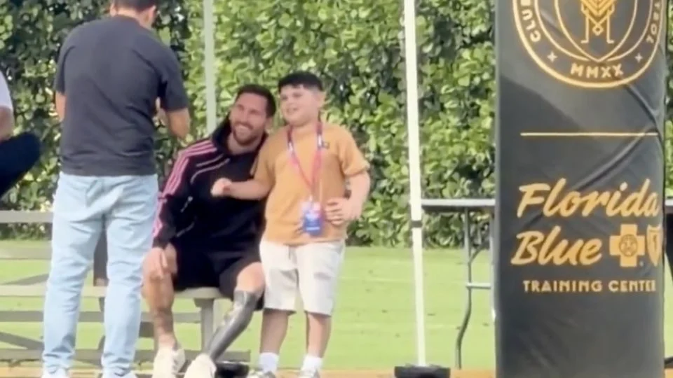 Messi regala momento mágico a un niño que recorre toda la cancha para tomarse una foto con él y regresa feliz con su ‘recompensa’