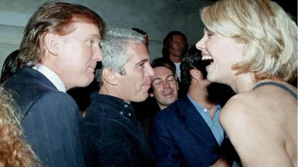 Revelan nuevas imágenes de Trump en el patrimonio de Epstein; aparece con varias mujeres