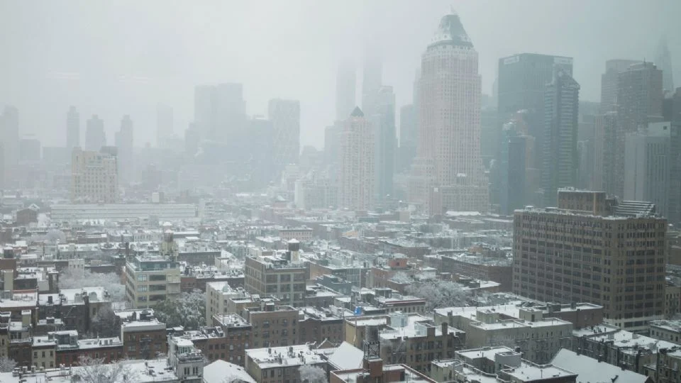 La ciudad de Nueva York despierta teñida de blanco: llega la primera nevada de la temporada