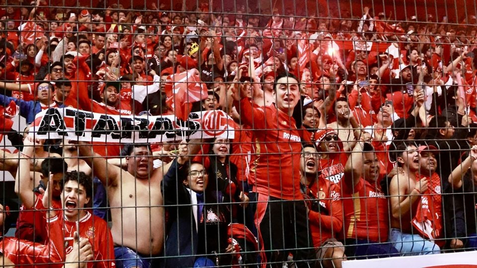 Integrante de la porra ‘Perra Brava’ queda inconsciente tras c4er de una reja mientras celebraba el título del Toluca