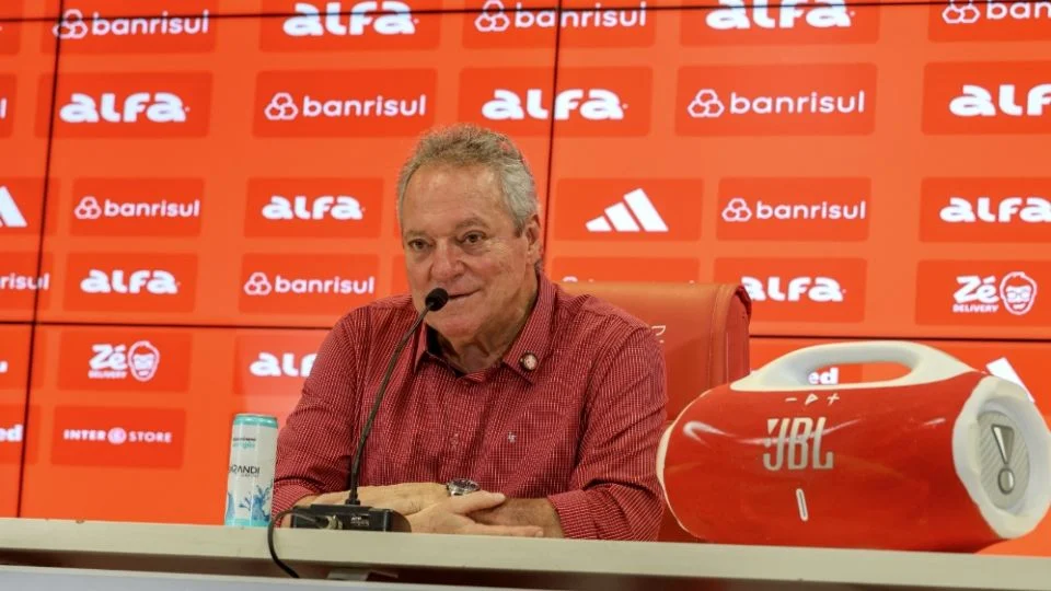 “No quiero que mi equipo entrene con camisetas rosas, parecen un grupo de m*ric*s”: entrenador brasileño desata polémica por comentario homófobo