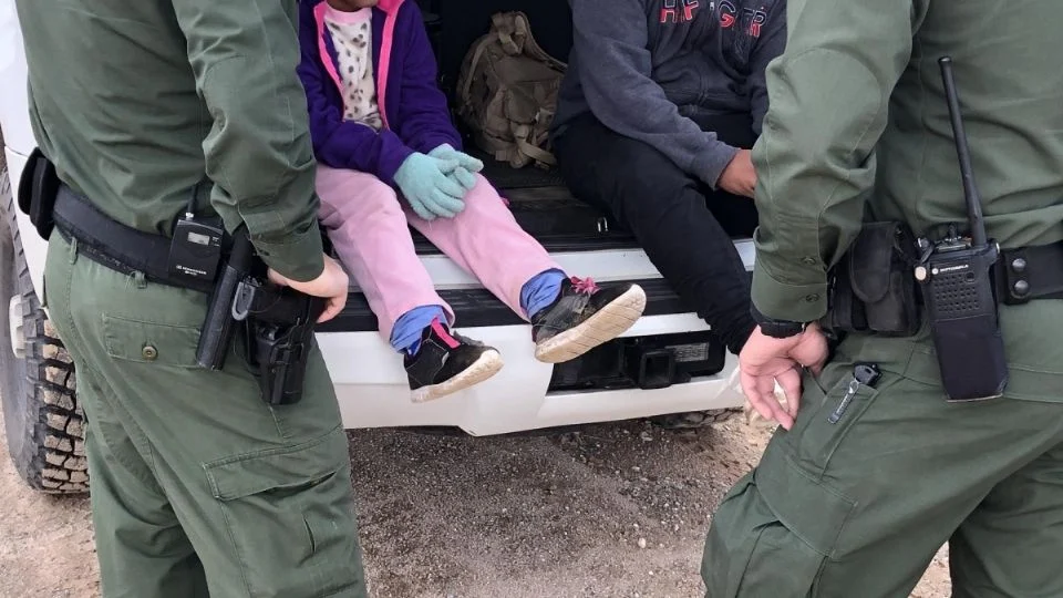 Políticas de Trump obligan a niños migrantes a presentarse solos ante jueces, denuncia organización