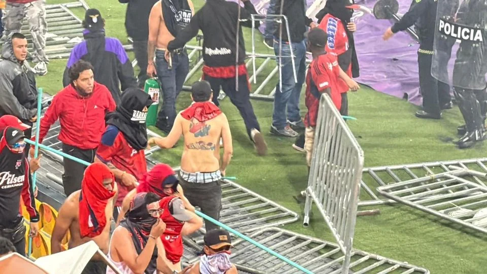 (VIDEO)Terrible: aficionados invaden la cancha, lanzan b*ngalas y provocan p*lea en la Final de la Copa Colombia que deja más de 50 heridos