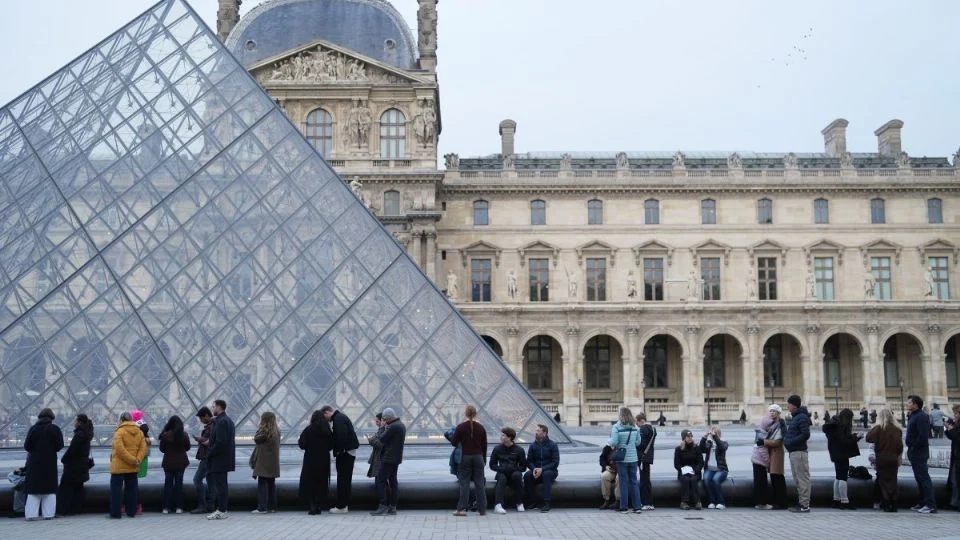 Trabajadores del Louvre declaran «tregua navideña»; la huelga se retomaría el 5 de enero