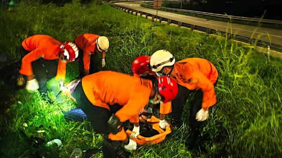 Al menos 15 personas mueren y 19 resultan heridas en la volcadura de un autobús en Indonesia