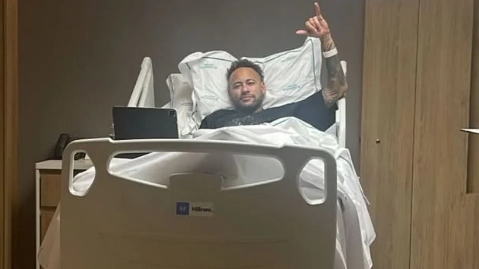 Neymar se opera con éxito la rodilla izquierda y estará un mes de baja; se espera que renueve con el Santos rumbo al Mundial 2026