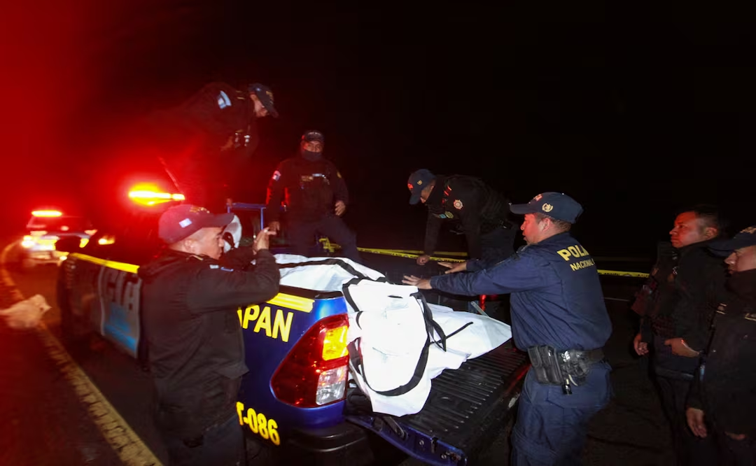 Autobús cae a un barranco en Guatemala; hay al menos 15 m*ertos y 19 heridos