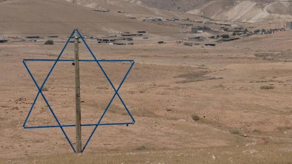 Colonos israelíes queman vehículos de palestinos y escriben mensajes racistas al sur de Cisjordania