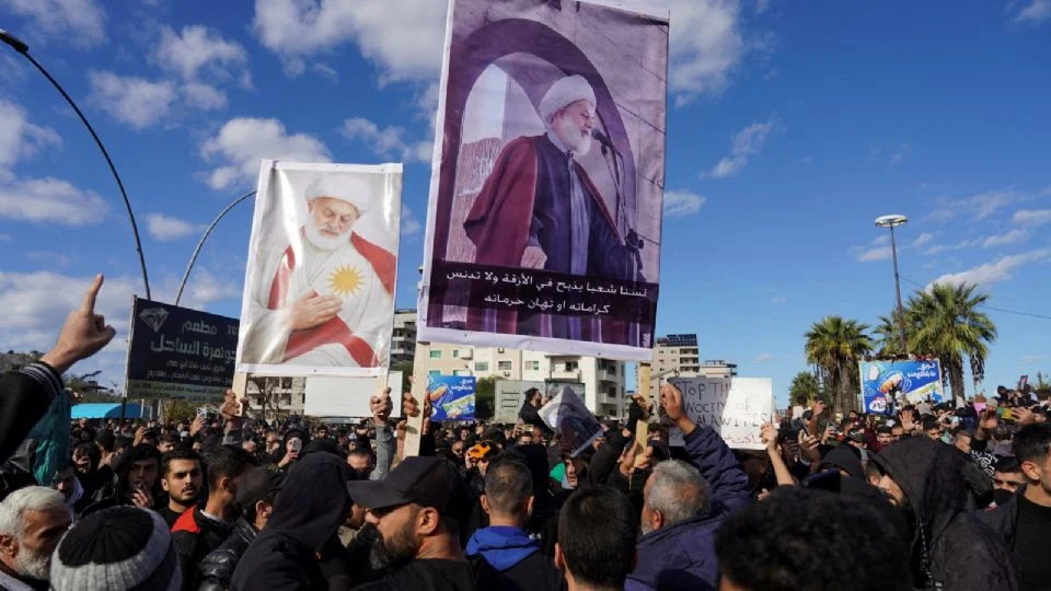 M*eren tres personas y 60 resultan heridas en protesta en Siria por el atentado a una mezquita