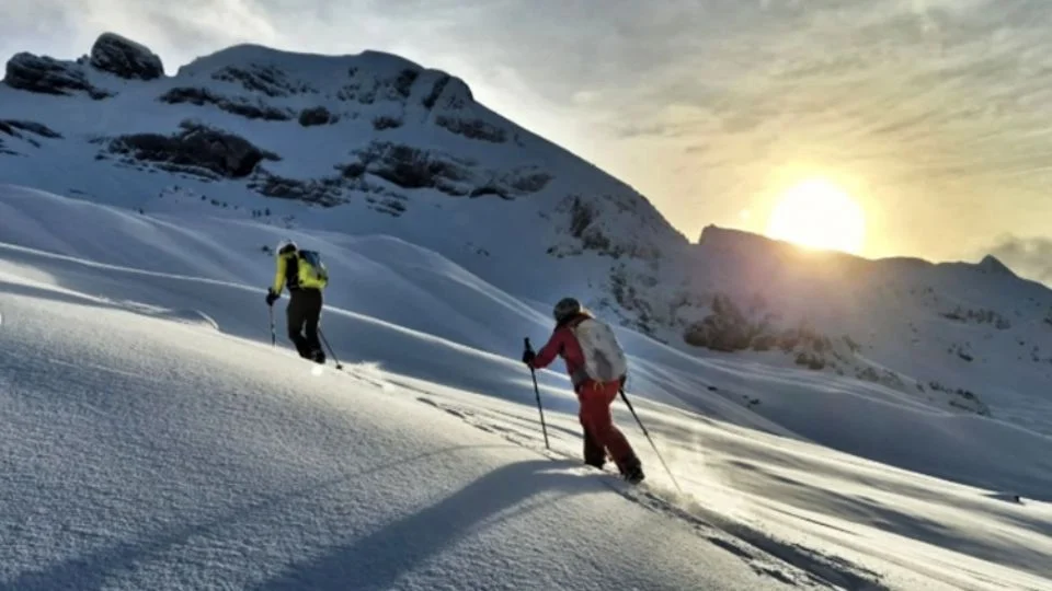 Tragedia en la nieve: tres esquiadores pierden la vida a causa de un alud y uno más es rescatado con hipotermia