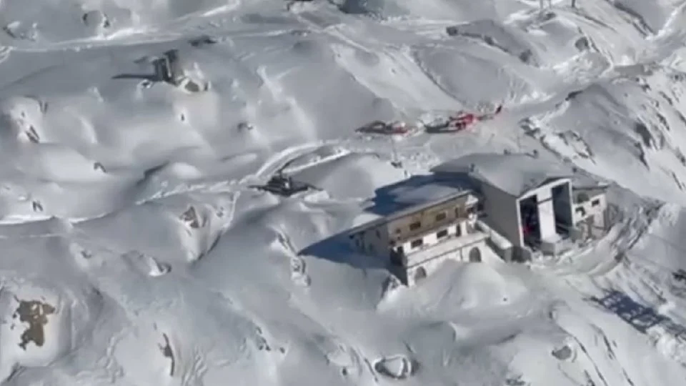 Accidente de teleférico deja a unas 100 personas atrapadas en lo alto de los Alpes italianos