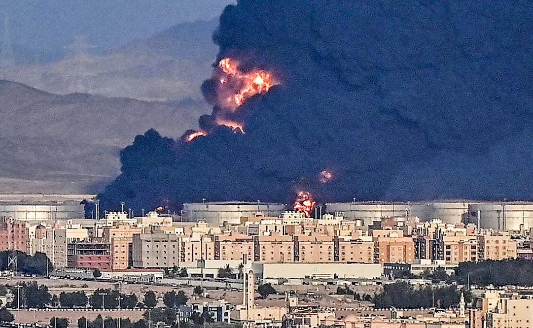 Arabia Saudita bombardea Yemen por embarque de armas para separatistas; acusa a Emiratos Árabes Unidos de apoyar a esos grupos