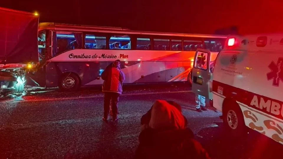 Choque de autobús de pasajeros y tráiler en Zacatecas deja un m*erto y 10 heridos
