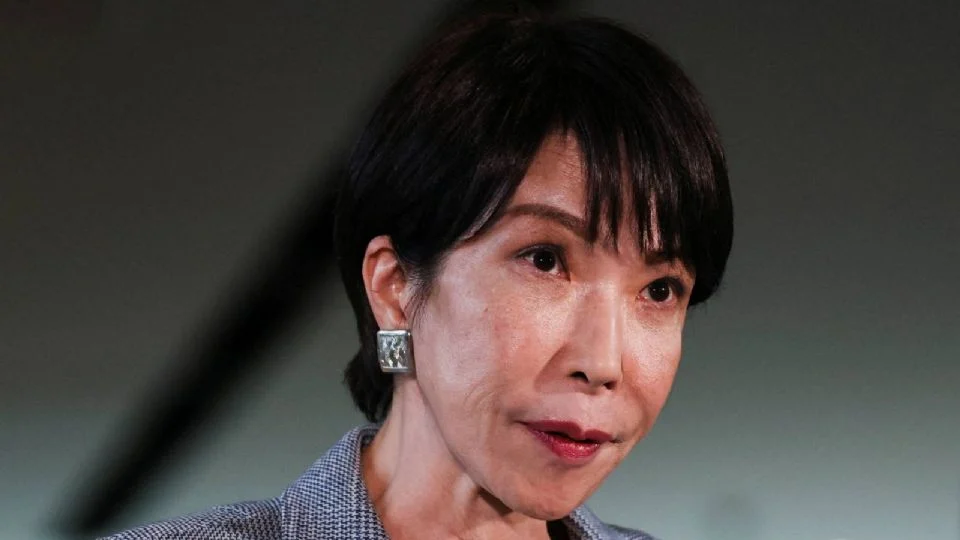 «Cállense todos e inviertan en mí»: primera ministra de Japón usa frase del anime «Attack on Titan» en conferencia financiera