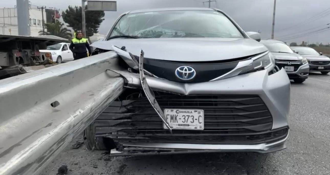 Acero atraviesa camioneta; su conductora resulta ilesa
