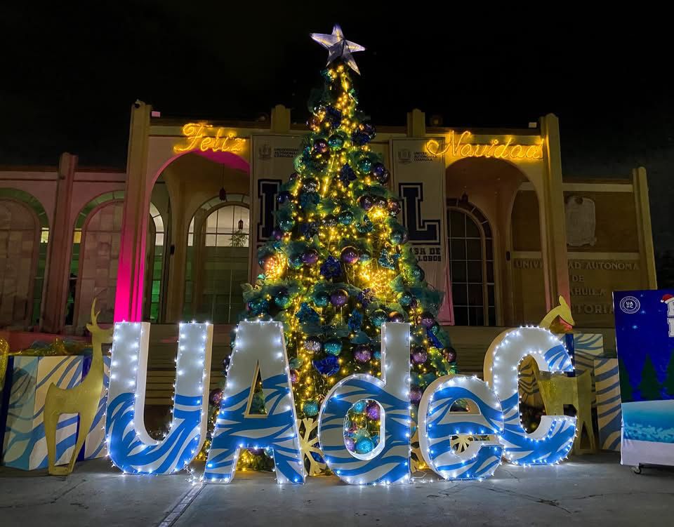 Enciende UAdeC su pino navideño