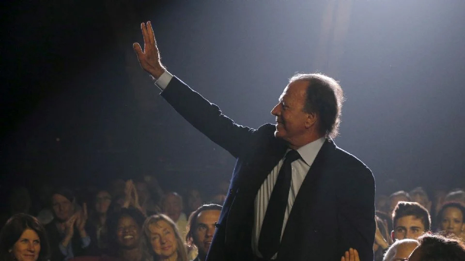 Investigan a Julio Iglesias en España por agresión sexual