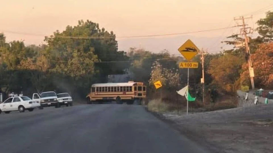 Bloquean carreteras en Michoacán tras detención