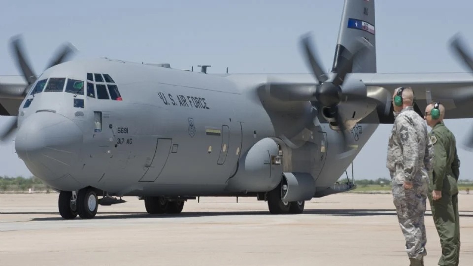 Aterriza en Toluca avión de la Fuerza Aérea de EU