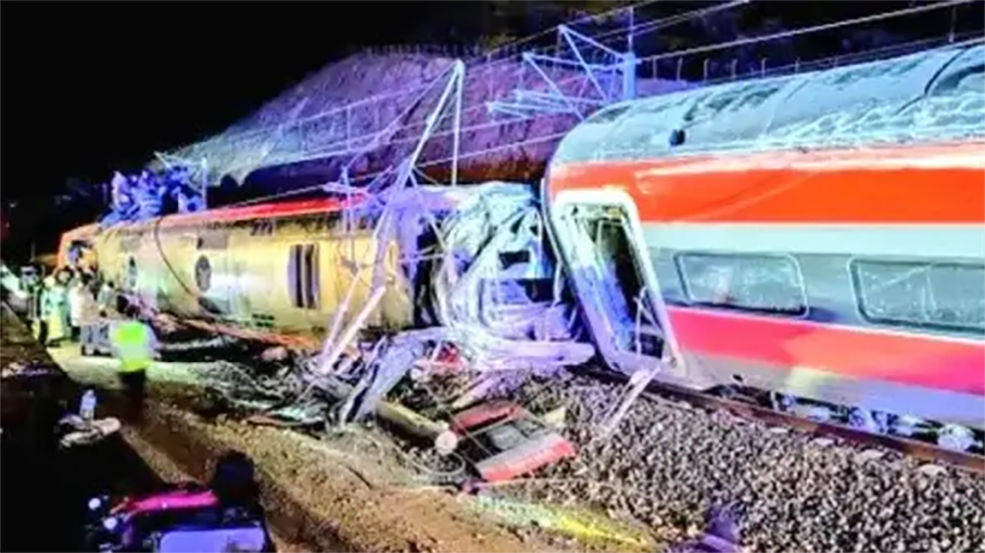 Mueren 21 al descarrilar dos trenes en España