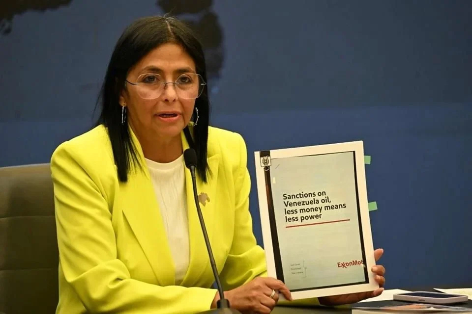 Lanza Donald Trump advertencia a Presidenta interina de Venezuela