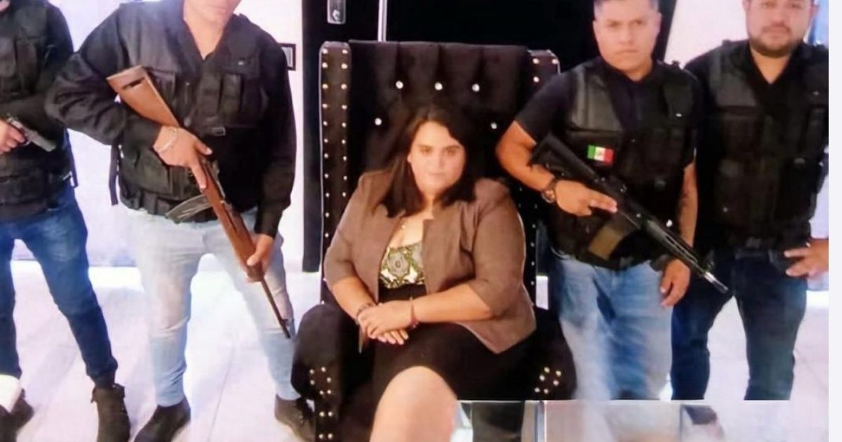 “No soy narca, soy naca”: dice, posa armada y desata polémica
