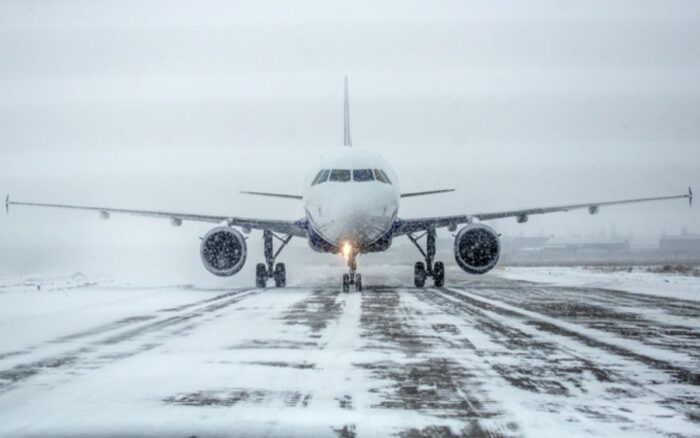 Cancelan 12 mil vuelos por tormenta invernal en EU