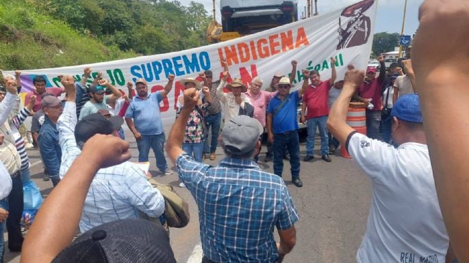 Bloquean comunidades indígenas seis carreteras en Michoacán