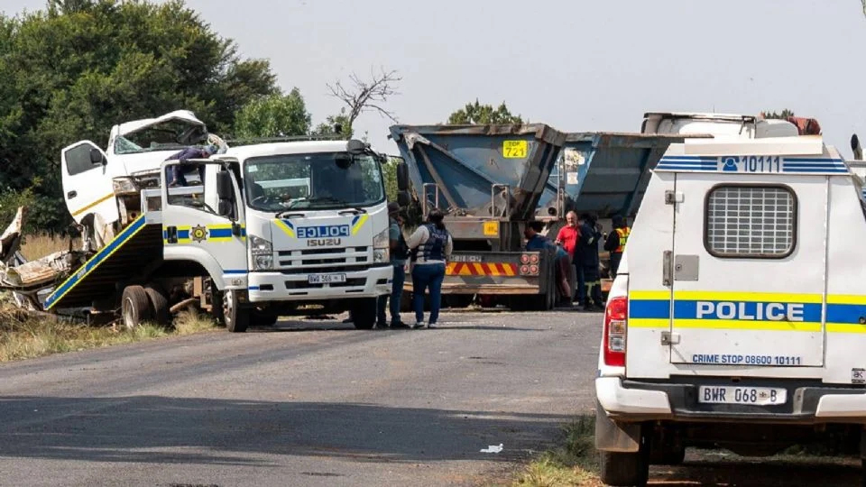 Mueren 13 alumnos al chocar autobús escolar en Sudáfrica