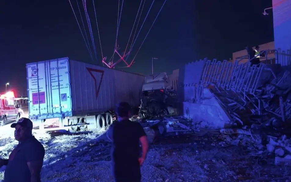 Choca tráiler y provoca apagón; conductor herido