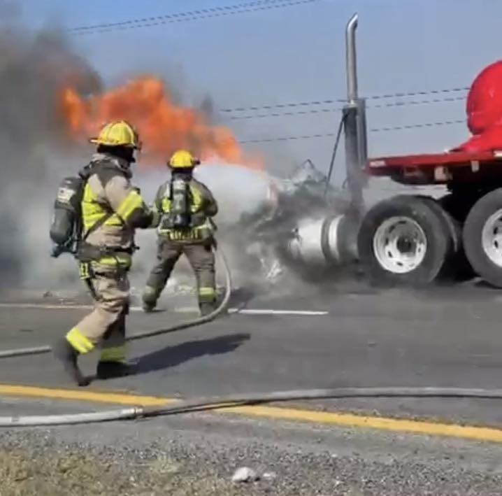 Arde tráiler y paraliza la Saltillo-Monterrey