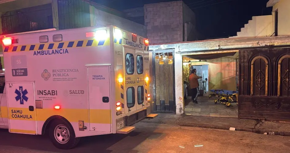Cae adulto mayor de azotea y queda grave