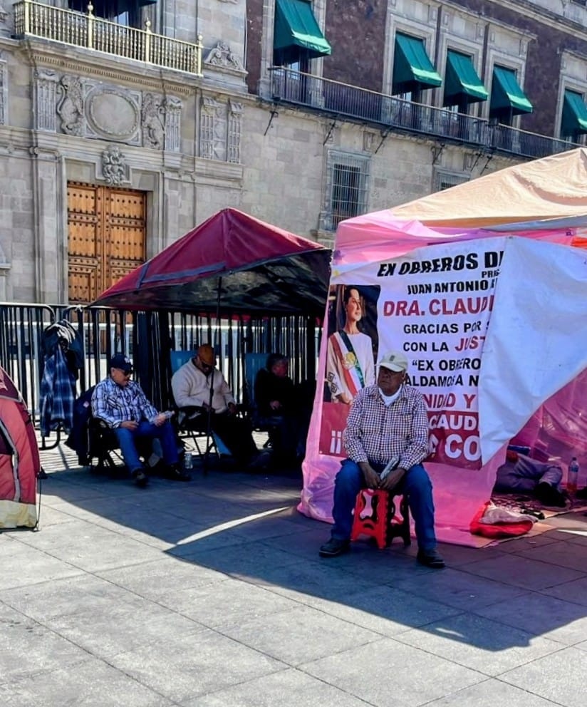 Atiende Zoe Robledo a ex obreros de AHMSA