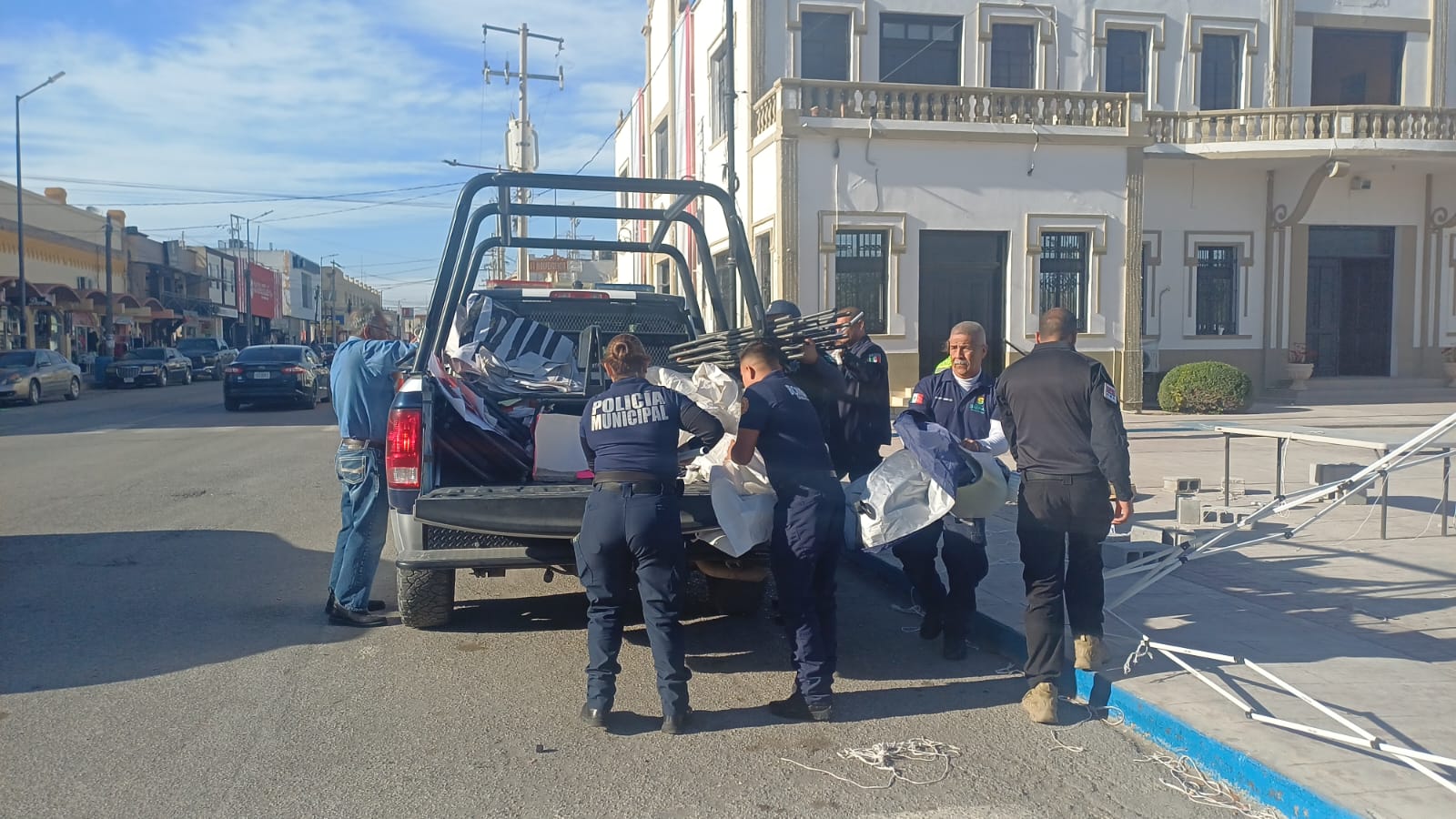 Resulta hombre lesionado tras tropezar con bloque