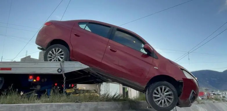 Distraído conductor cae a canal pluvial