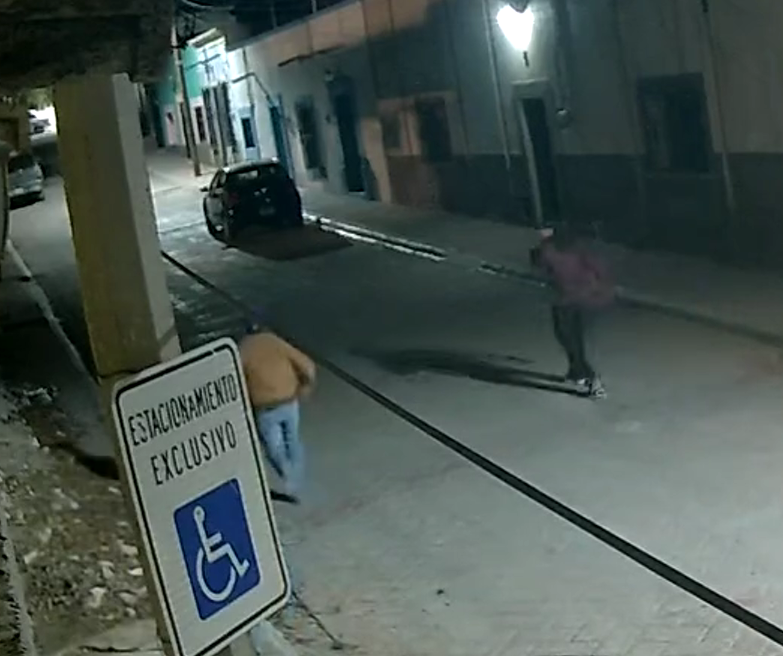 Captan a jóvenes tocando puertas en la madrugada