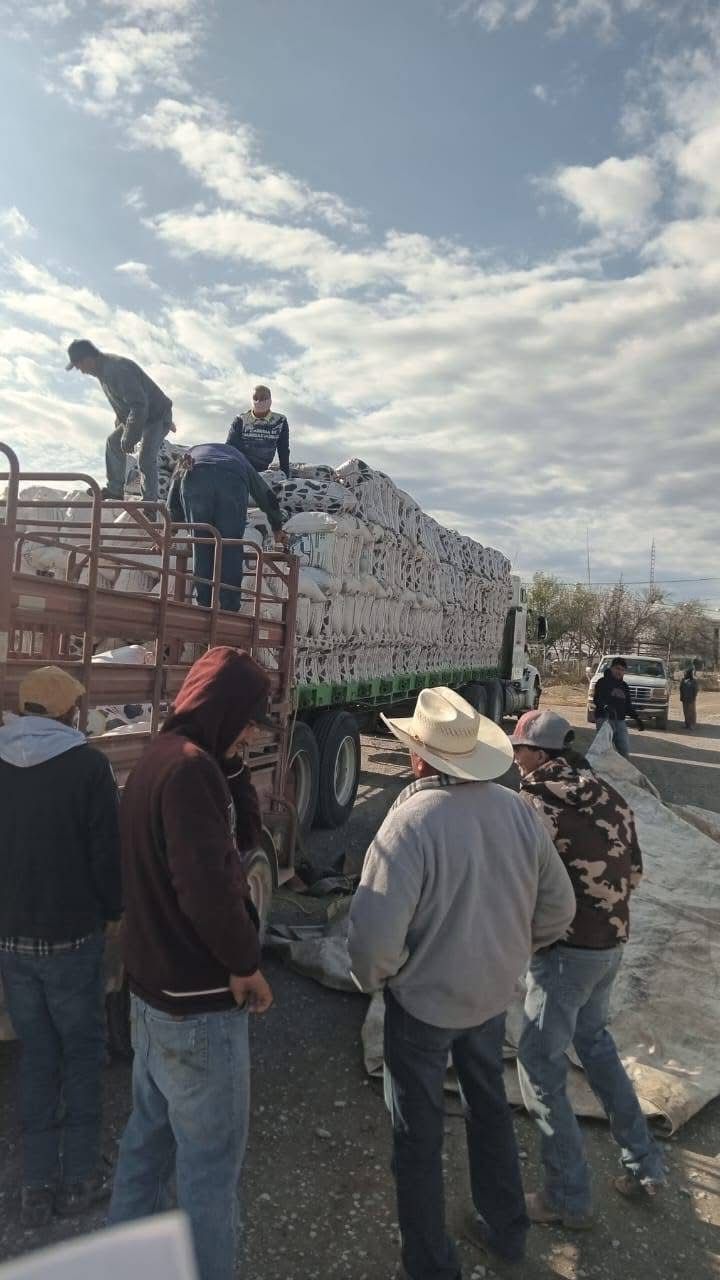 Entrega Gobierno de Castaños pollinaza a productores rurales
