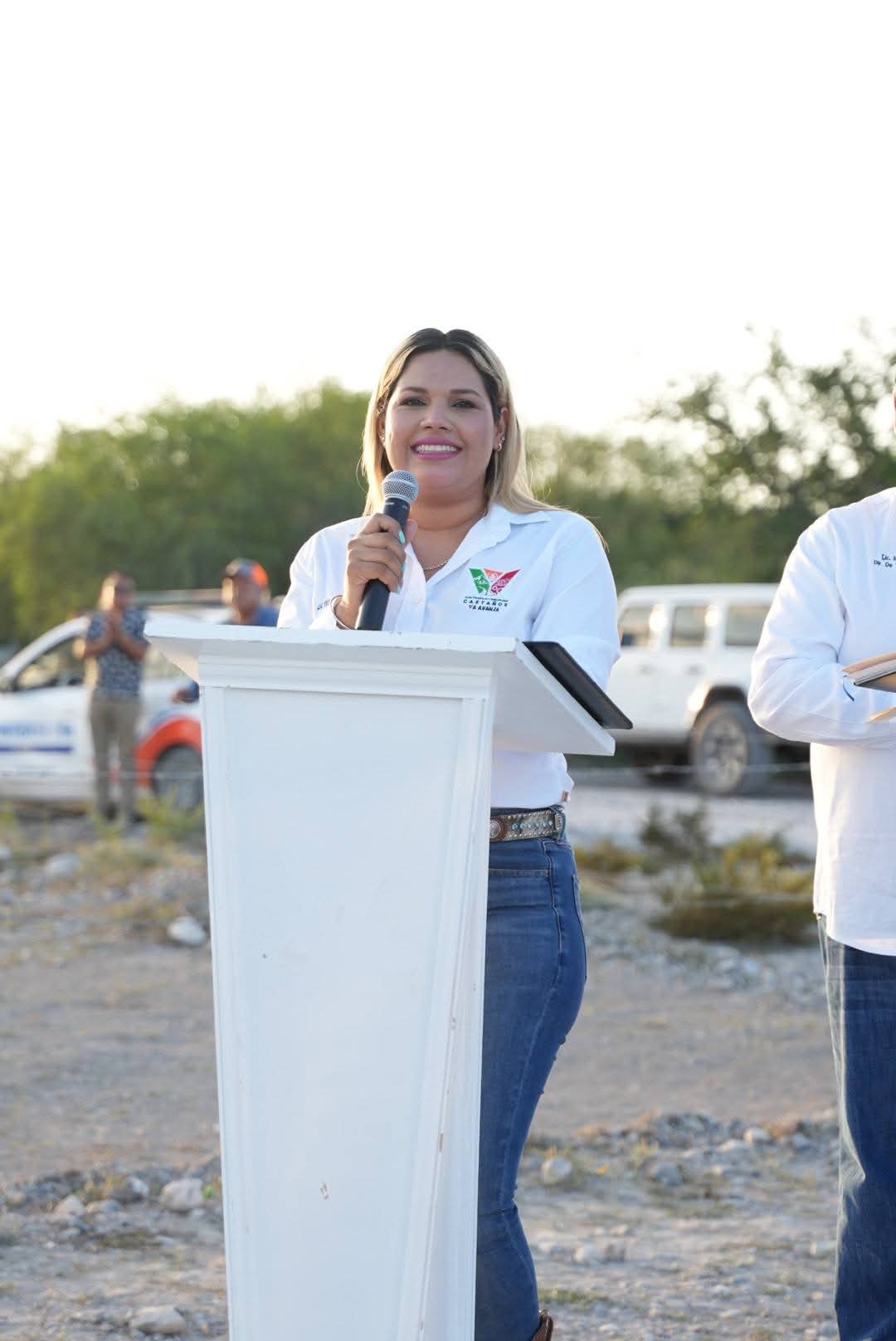 Supervisa Yesica Sifuentes obra del camino al ejido providencia