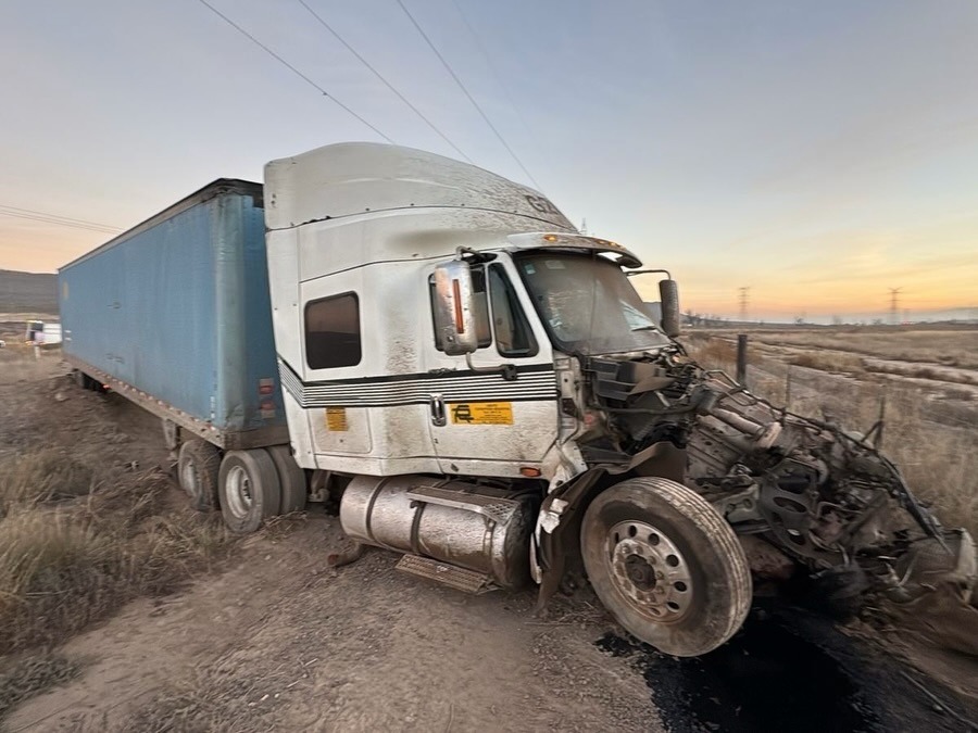 Mueren dos en choque de tráiler contra sedán