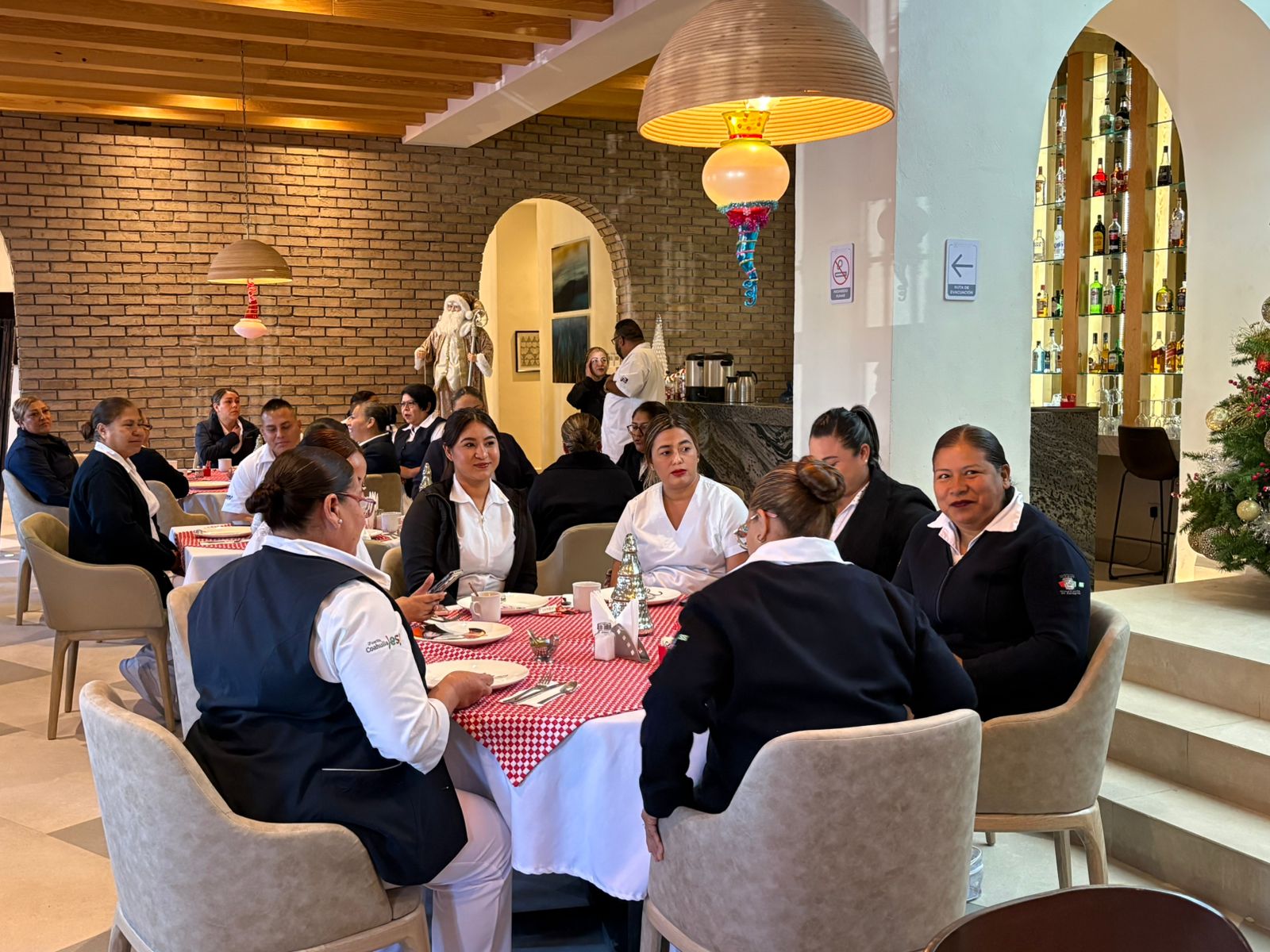 Celebra Víctor Leija a enfermeros por su día