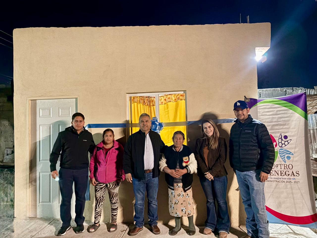 Entrega Víctor Leija una casa a familia afectada por incendio
