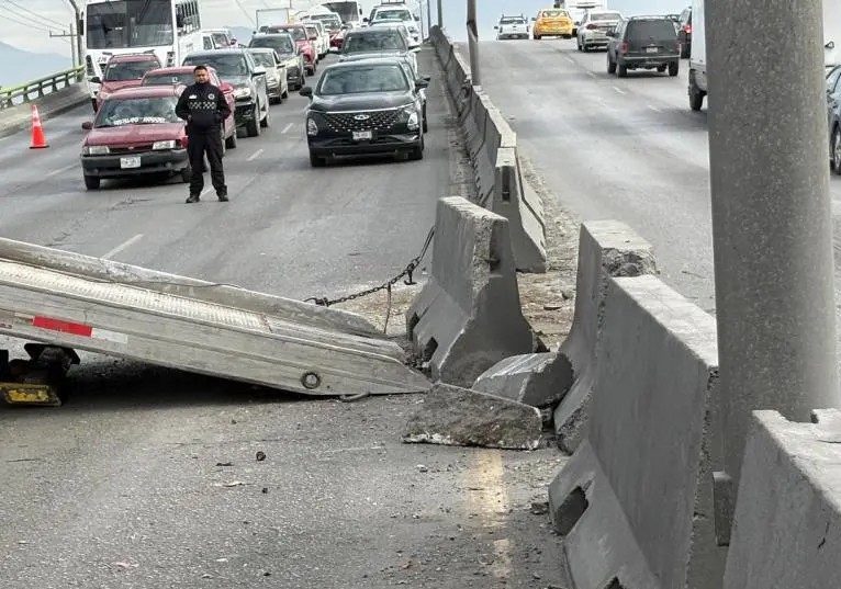 Provoca fuerte choque por exceso de velocidad
