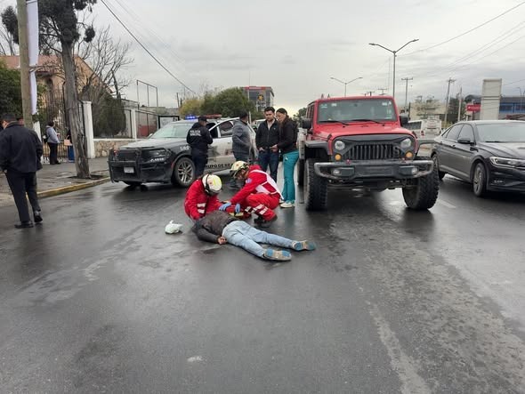 Atropella sedán a ebrio al tratar de cruzar bulevar