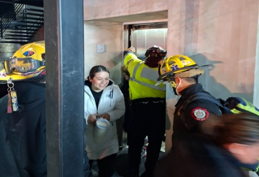 QUEDAN 9 DEPORTISTAS ATRAPADOS EN ELEVADOR